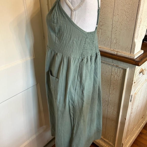 Msquared Green Midi Dress with Elegant Silhouette - Picture 5 of 11